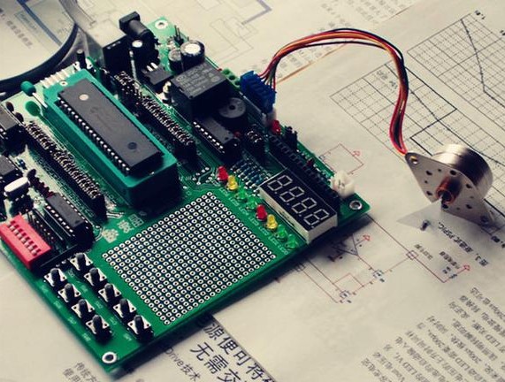“可編程PLC控制器與單片機(jī)在本質(zhì)上有什么差別？”